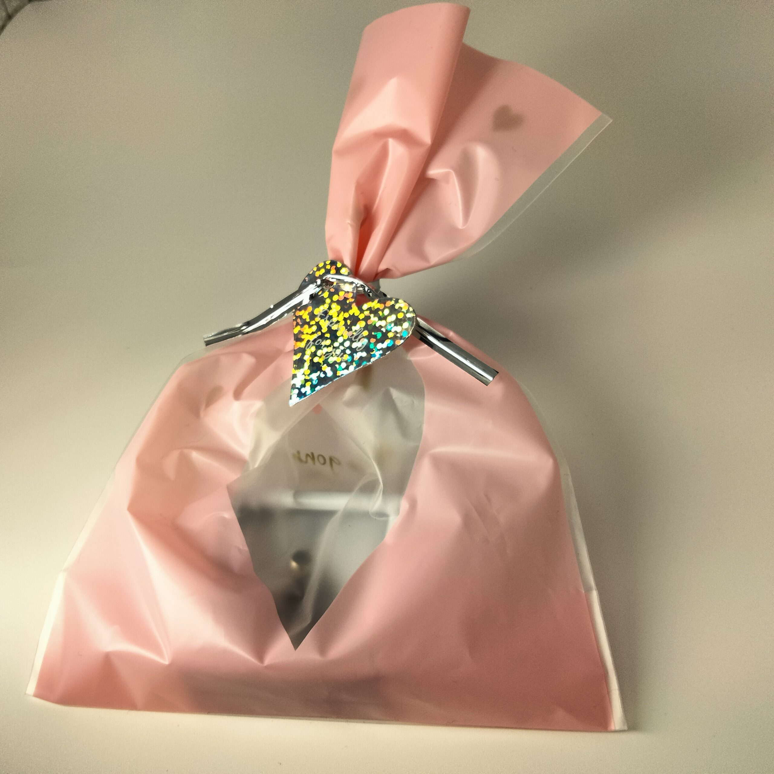 心を込めて宝石を梱包